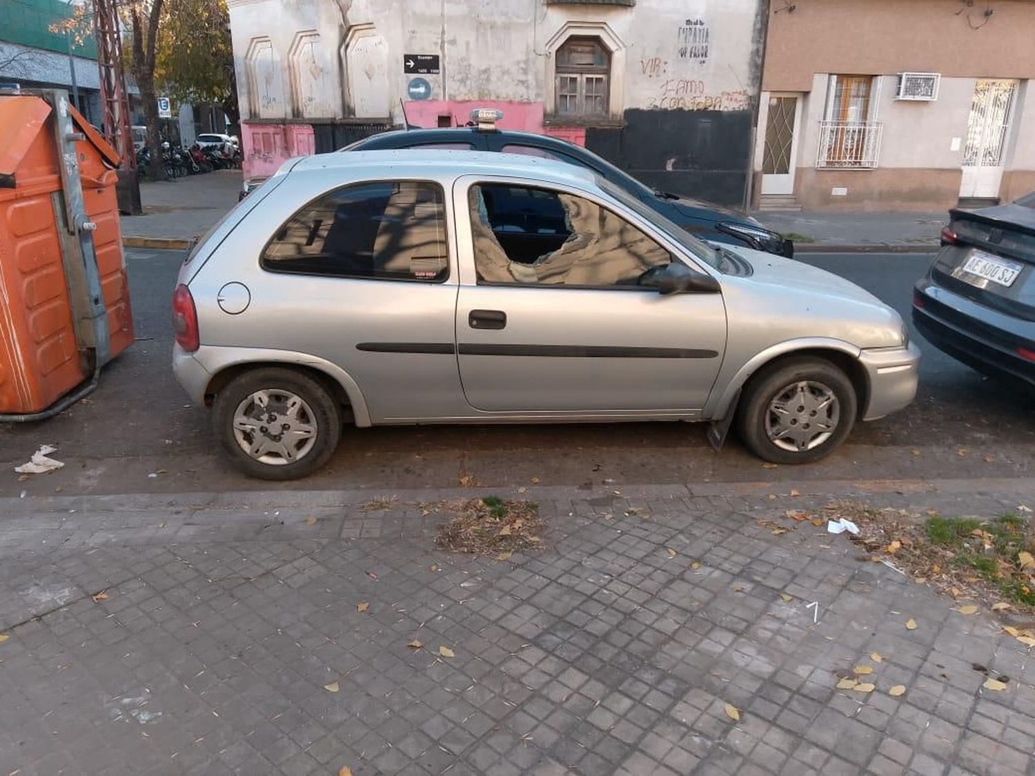 Detuvieron a un cuidacoches en el centro que le rompió el vidrio a un auto estacionado