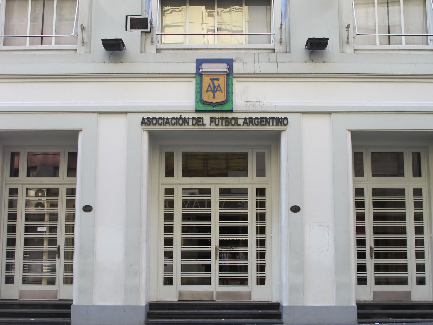 Causa AFA: Allanaron la sede por una investigación sobre millonarios fondos en el exterior y posibles desvíos