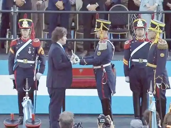 Javier Milei encabezó la entrega del sable
corvo de San Martín a los Granaderos