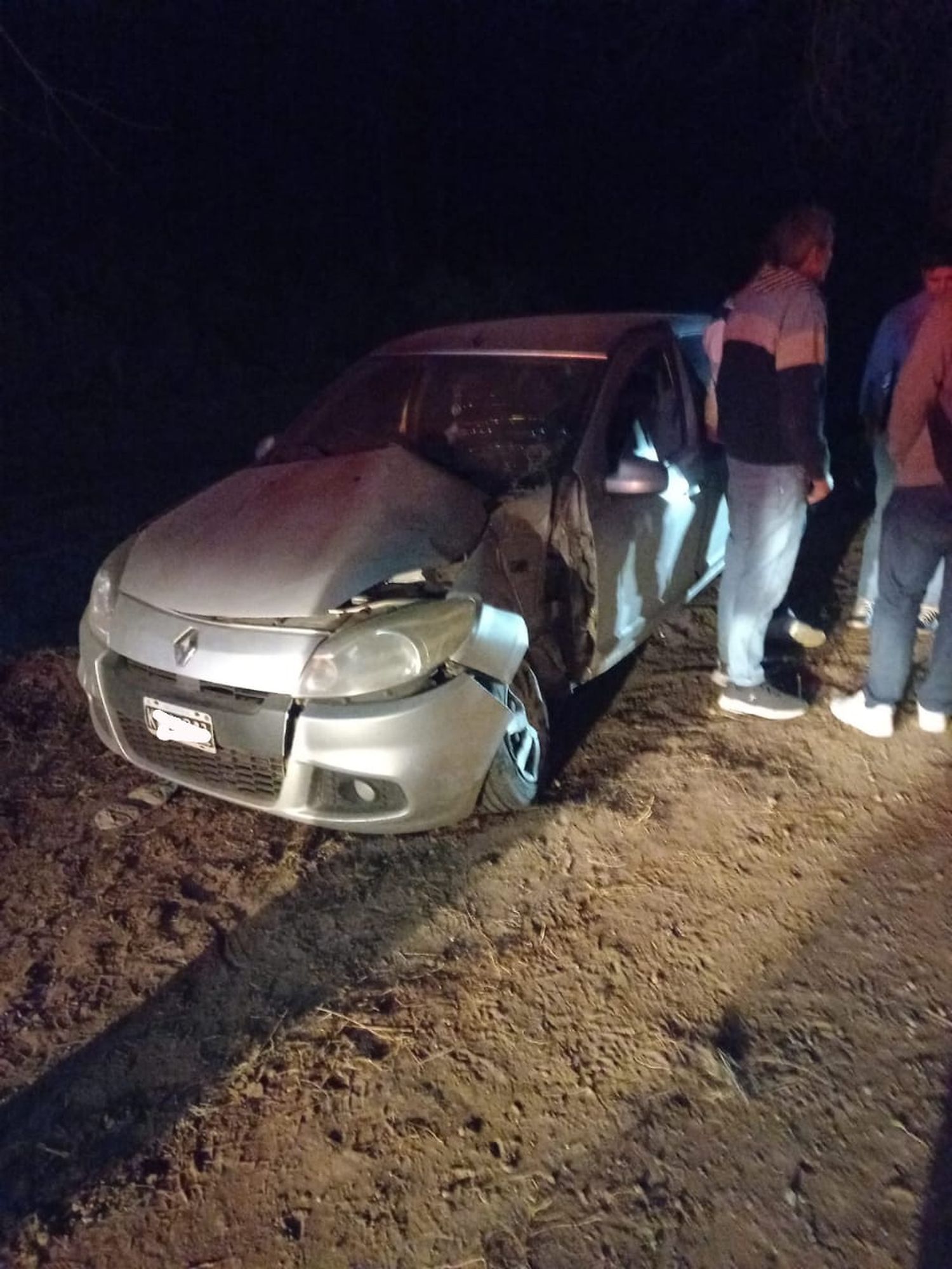 Alcoholizado, tomó un auto de la Rural y chocó a pocos metros