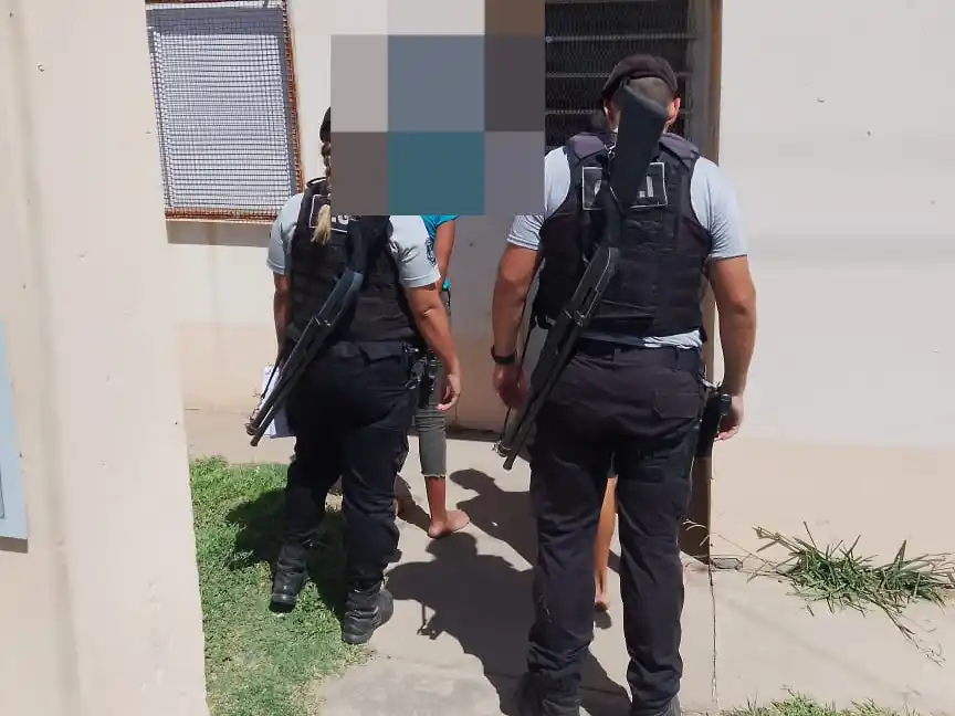 Los atraparon vendiendo productos que serían robados y terminaron detenidos