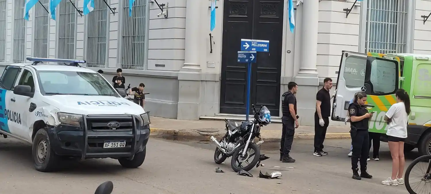 La moto impactó contra la parte trasera de la camioneta Toyota.