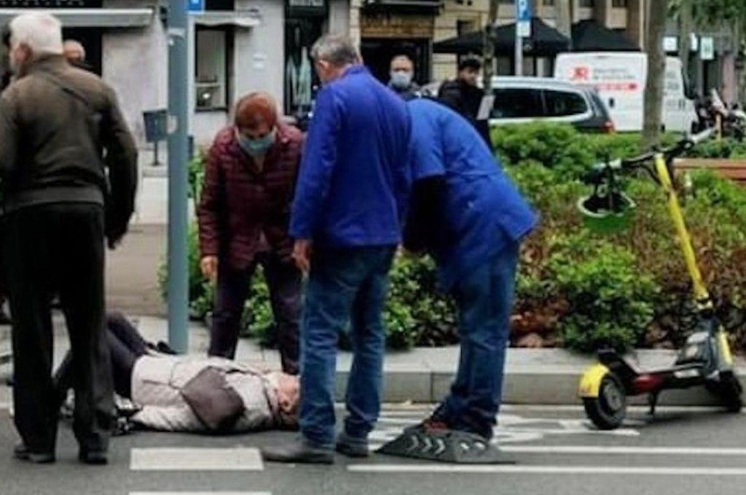 Conmoción en Mendoza: un hombre se cayó de un monopatín eléctrico y murió