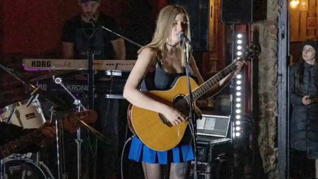 En los escenarios. La cantante que comparte su voz con la ciudad