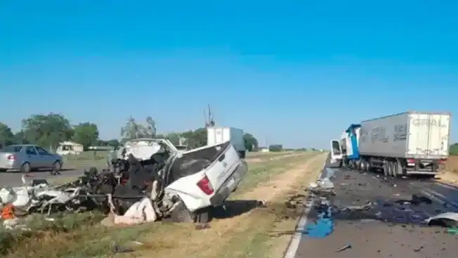 Las muertes en las rutas entrerrianas no paran: fallecieron 3 personas en un choque frontal
