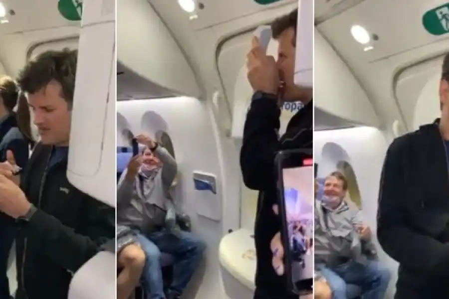 Ciro Martínez tocó el himno nacional con la armónica en pleno vuelo a Qatar