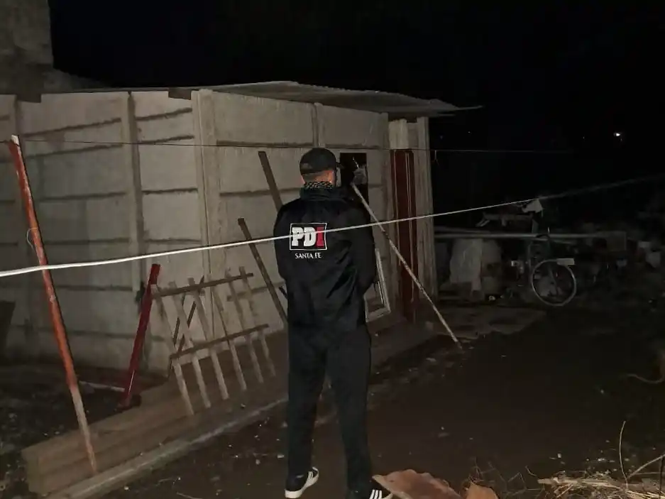 El momento en que la mujer fue rescatada por personal policial.