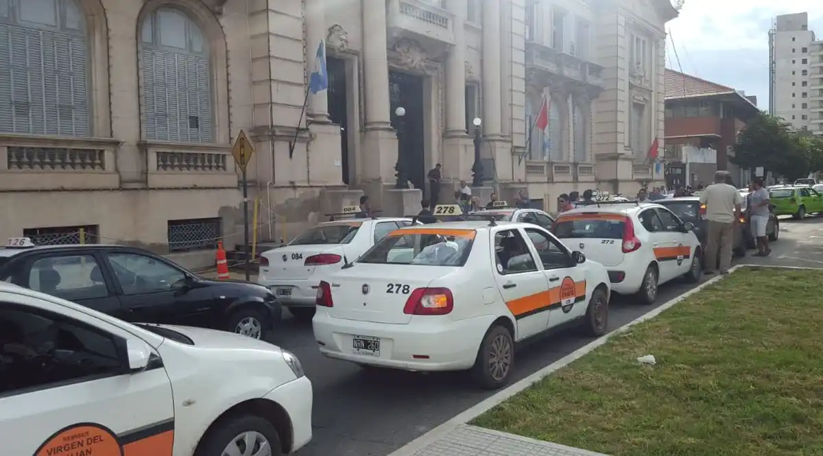 Taxistas y remiseros marchan en Santa Fe para reclamar más seguridad