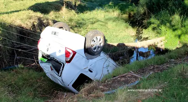 Urdinarrain: volcó un automóvil en la zona céntrica de la ciudad