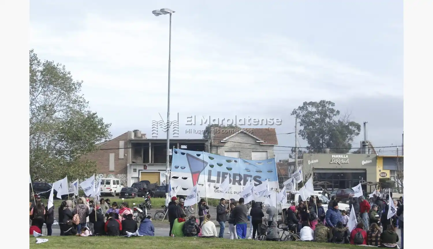 Organizaciones sociales realizaron un corte total en la rotonda de Libertad.