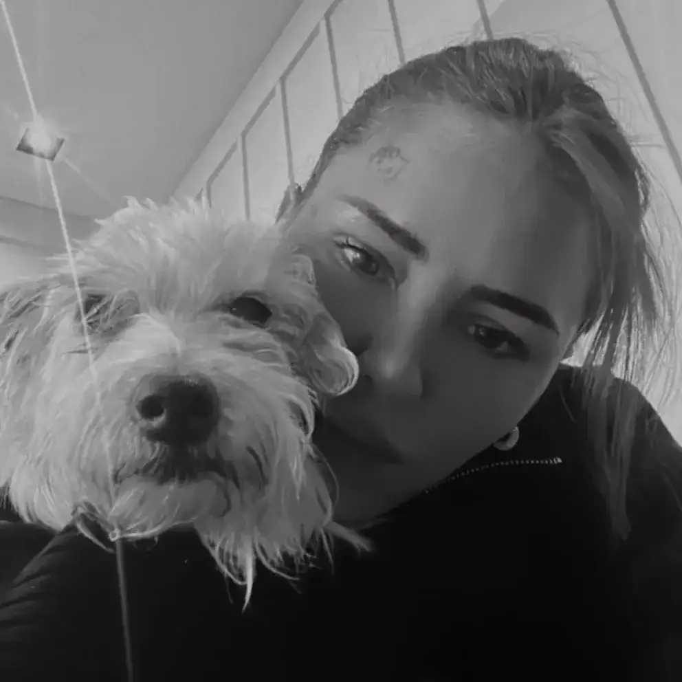 Cande Tinelli posa junto a su perra Linda