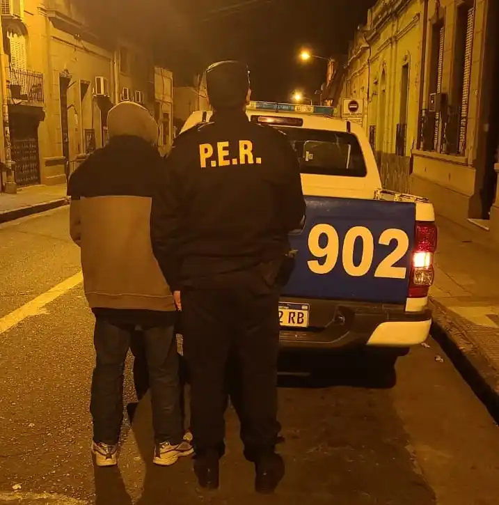 Se desabrochó el pantalón y exhibió su miembro para luego orinar dentro del colectivo