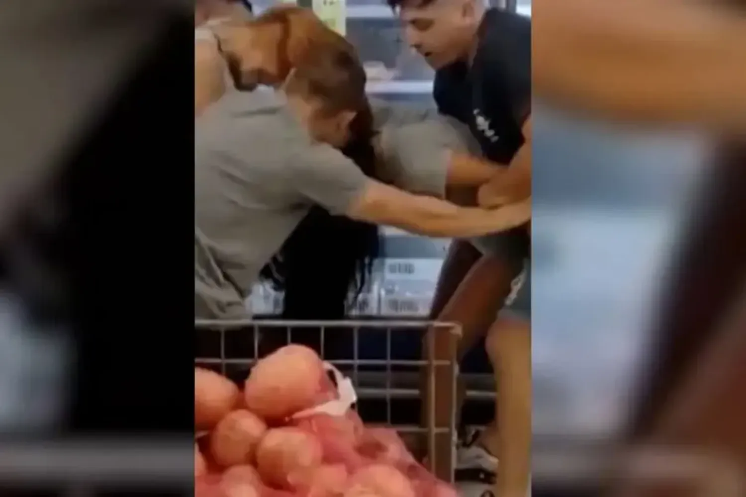 VIDEO | ¡Están todos locos! Dos mujeres terminaron a los golpes por una oferta de carne