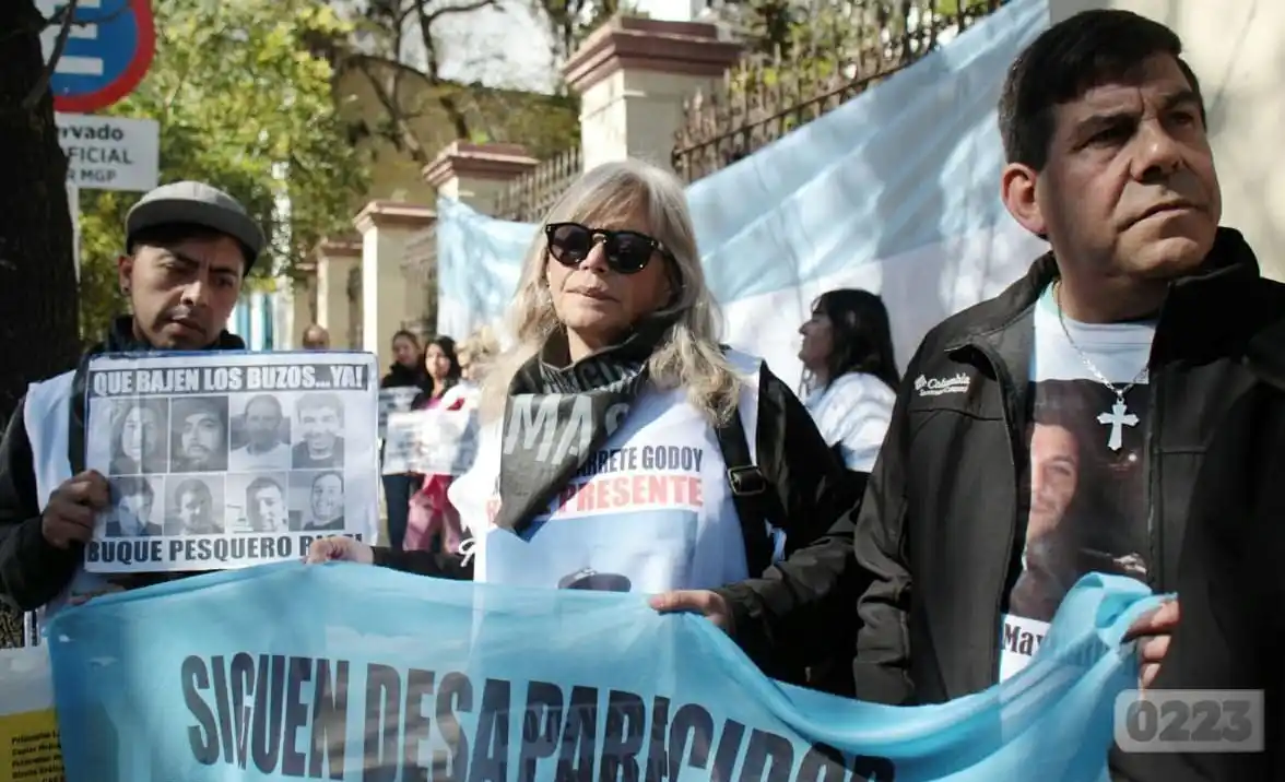 Hundimiento del barco Rigel: piden que busquen a pescadores