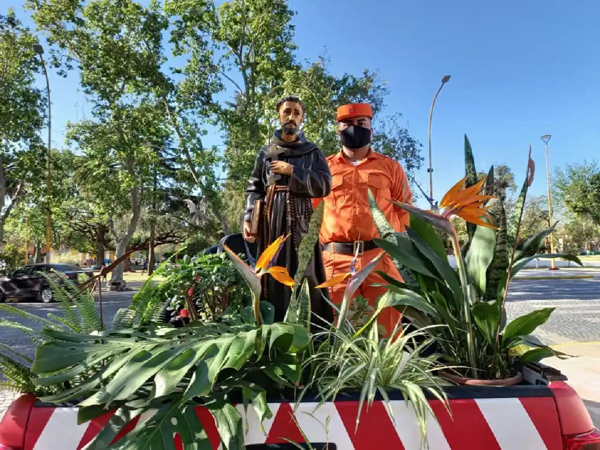 Con un recorrido de la imagen de San Francisco de Asís comenzó la novena patronal   