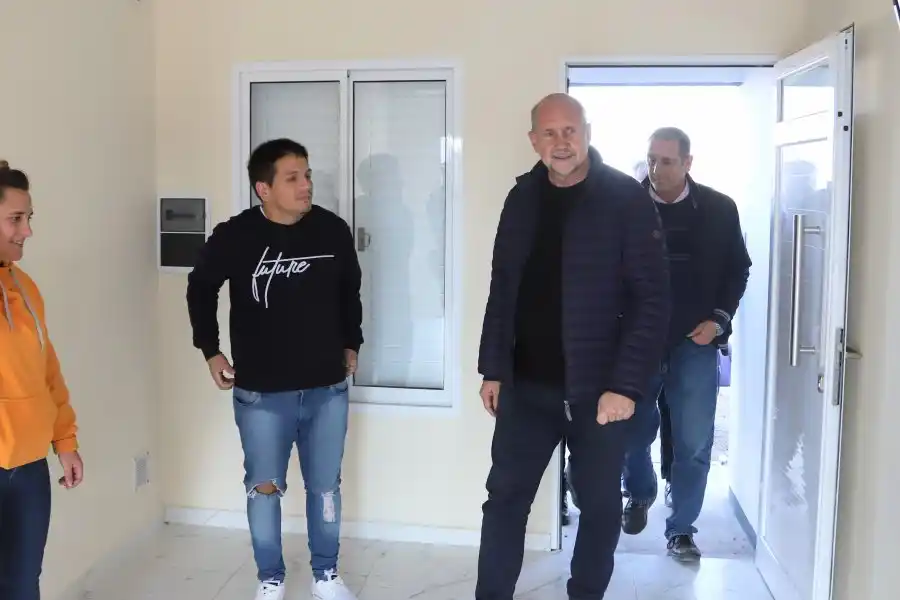 Perotti recorrió viviendas en Bella Italia. Hay 10 mil en construcci{on en toda la Provincia
