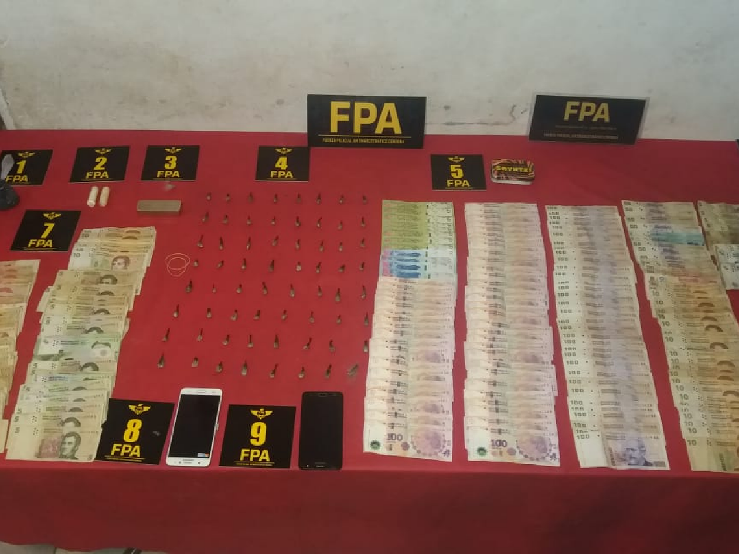 Detuvieron a un hombre que guardaba la cocaína en su mesa de luz
