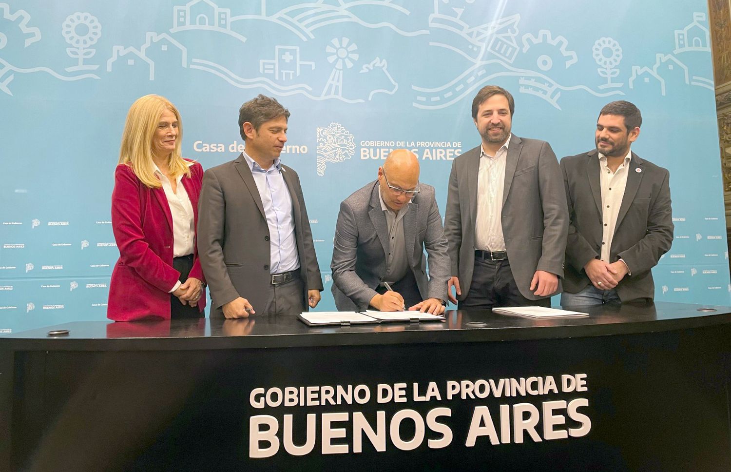Firma. Del intendente Esteban Reino junto al gobernador Kicillof