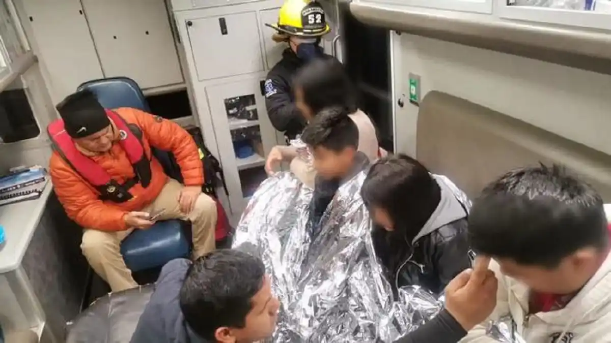 MUERTOS DE FRÍO y mojados hasta los huesos: rescatan a familia de migrantes en el Río Bravo