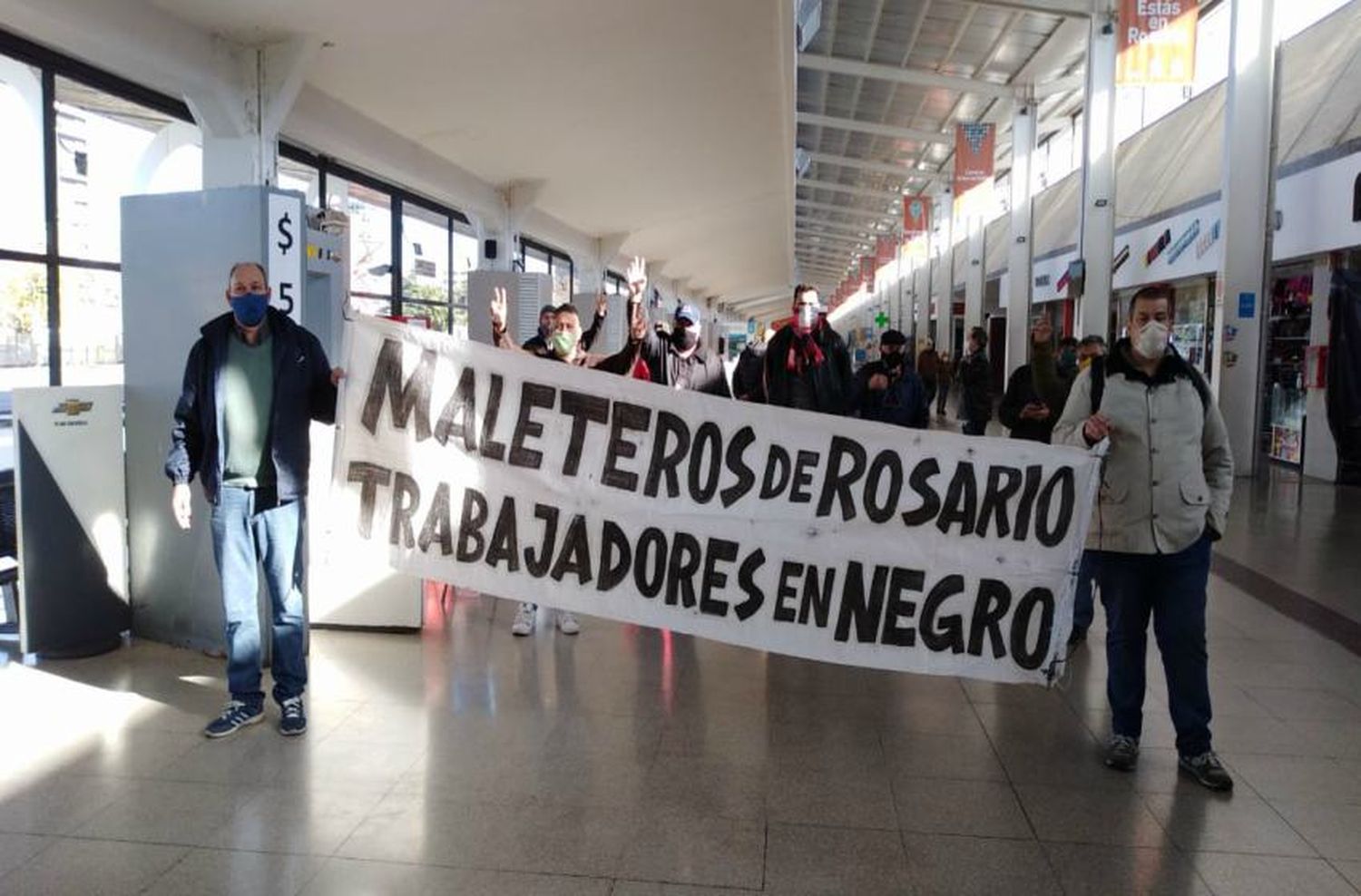 Maleteros de Rosario reclaman derechos laborales: «Nos sentimos muy defraudados con la Municipalidad»