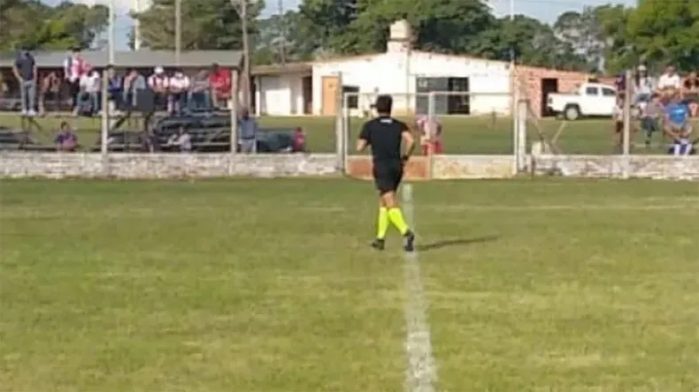Murió un futbolista tras chocar contra una pared durante el partido