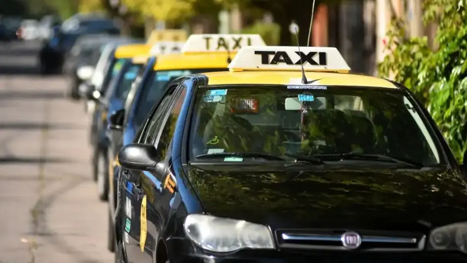 Taxistas reclaman controles a las plataformas: "Nuestro trabajo cayó un 70% y corremos riesgo de desaparecer"