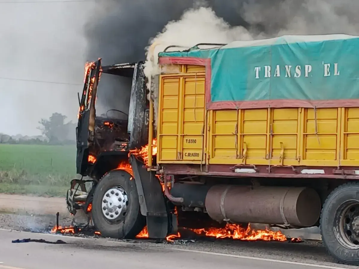 Impactante incendio en la RP23: por fortuna el camionero salió totalmente ileso