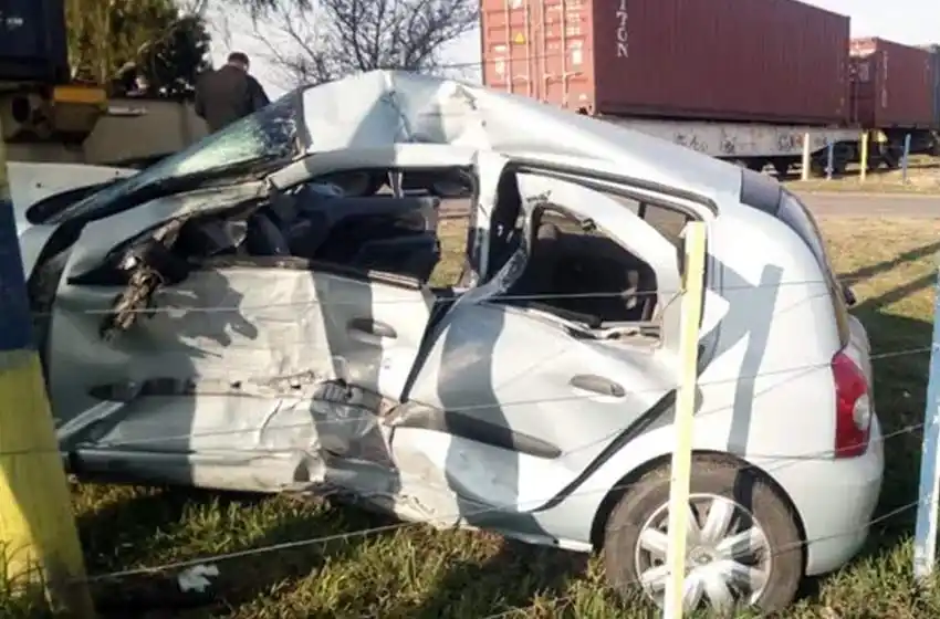 Una mujer policía resultó herida luego de que un tren embistiera a un auto