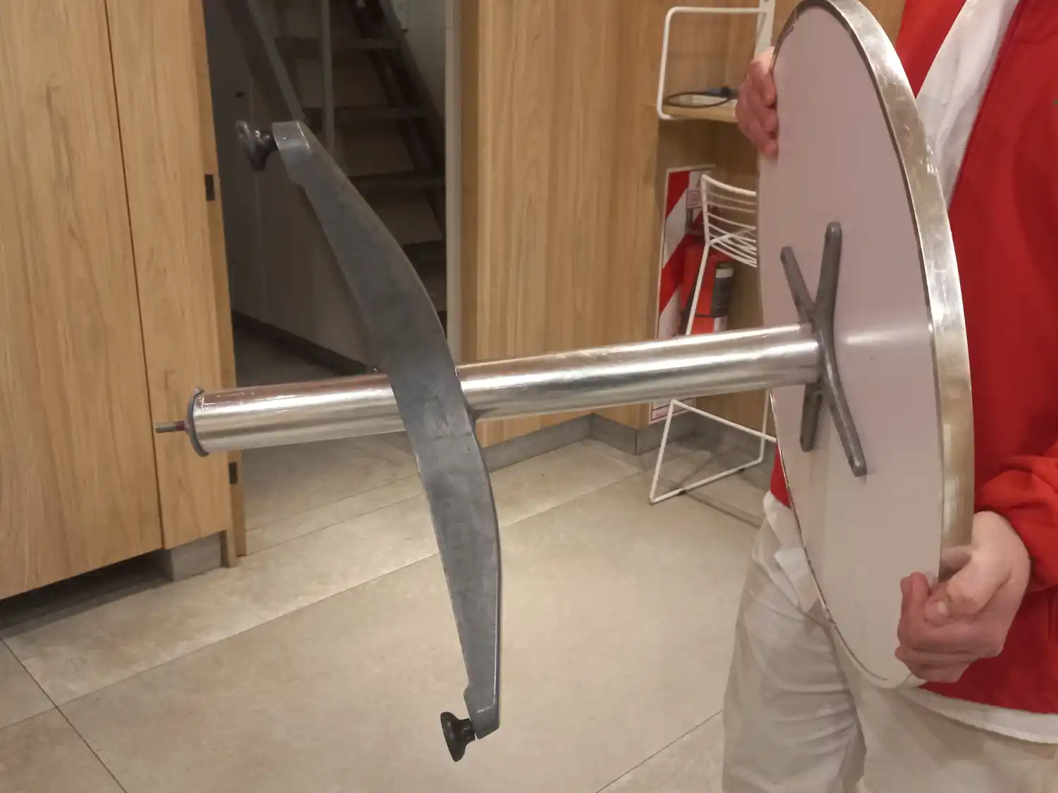 "Rompieron todo el negocio, tiraron una mesa, increíble”, declaró un empleado.