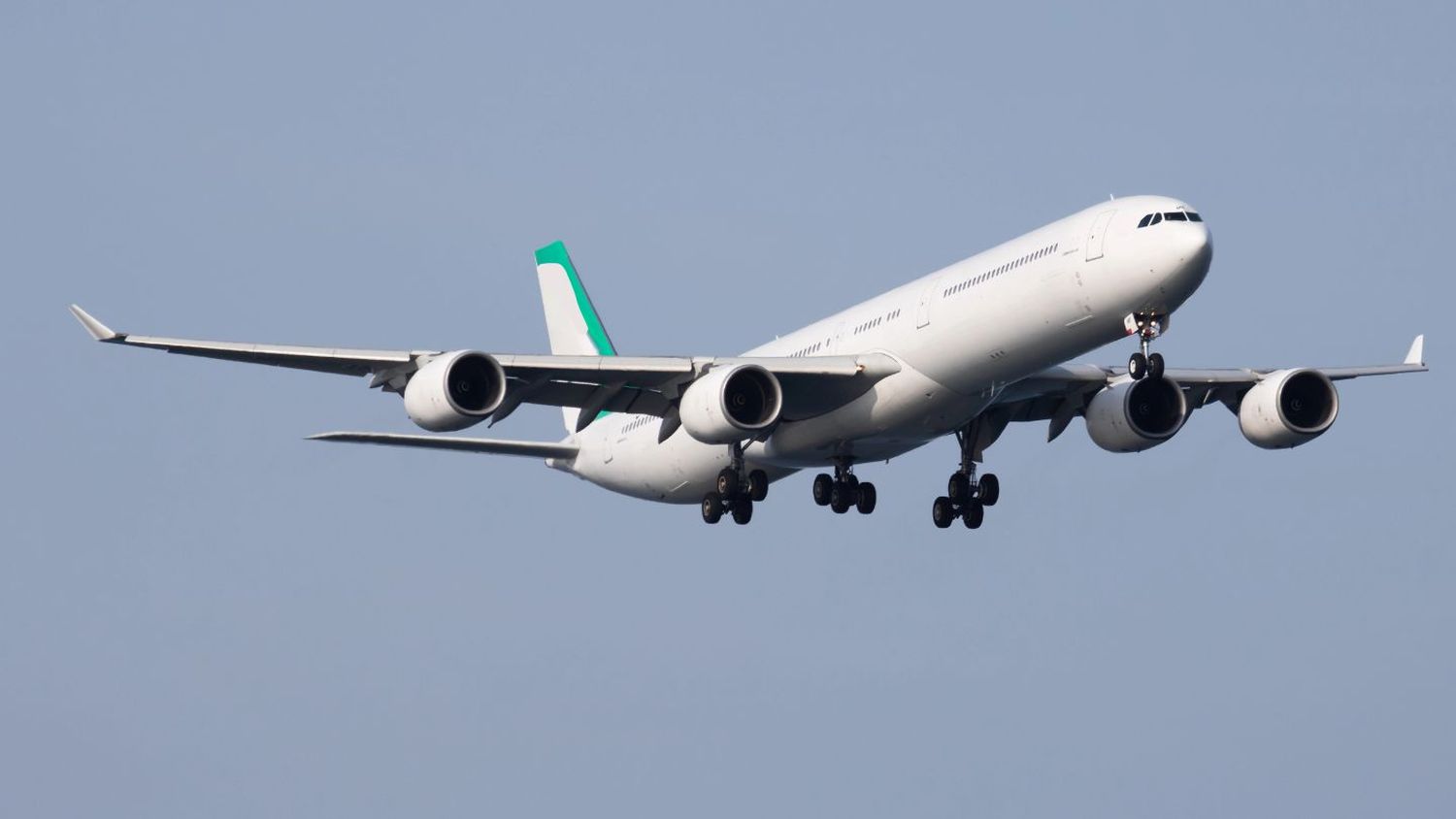 A340-600 cruza Europa con el tren de aterrizaje bajo luego de no volar por tres años