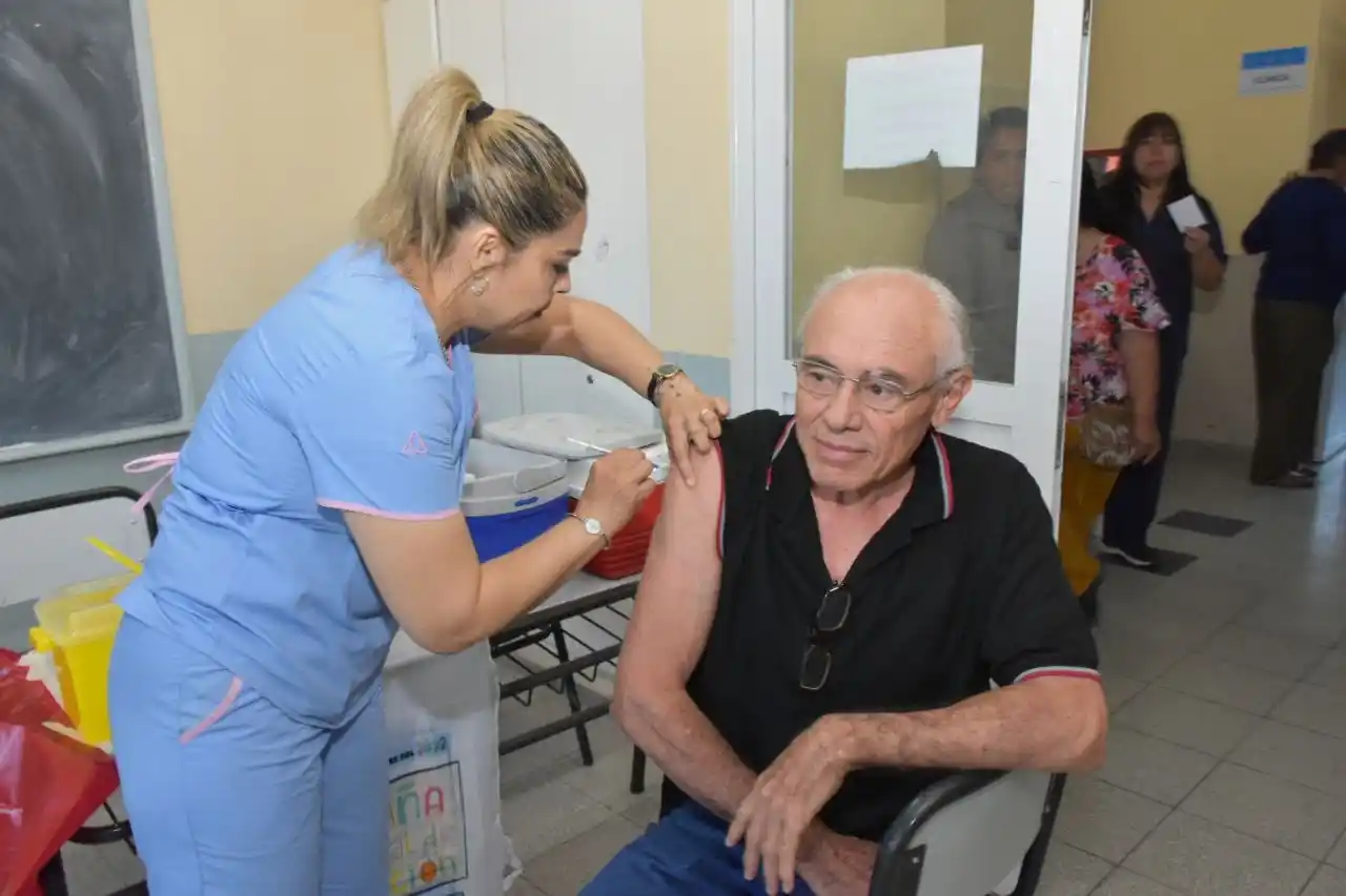 Instan a los grupos determinados a que se apliquen la quinta dosis de vacuna COVID