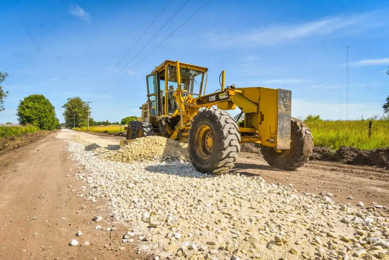 Entre las tareas realizadas se encuentra el engranzado de las calles.