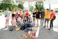 Un grupo de jóvenes limpia voluntariamente la ciudad y pide más cestos en la vía pública