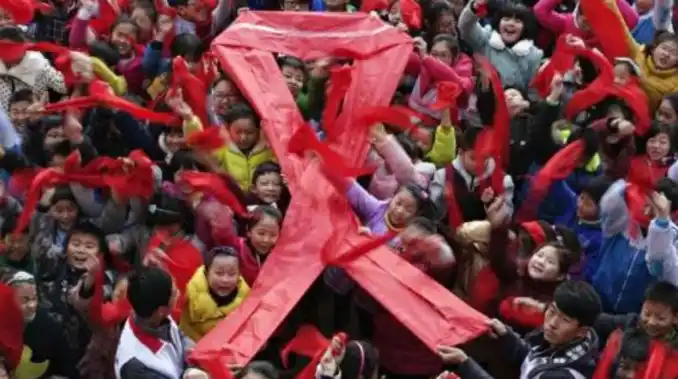 China: Todo un pueblo junta firmas para echar a un nene con VIH