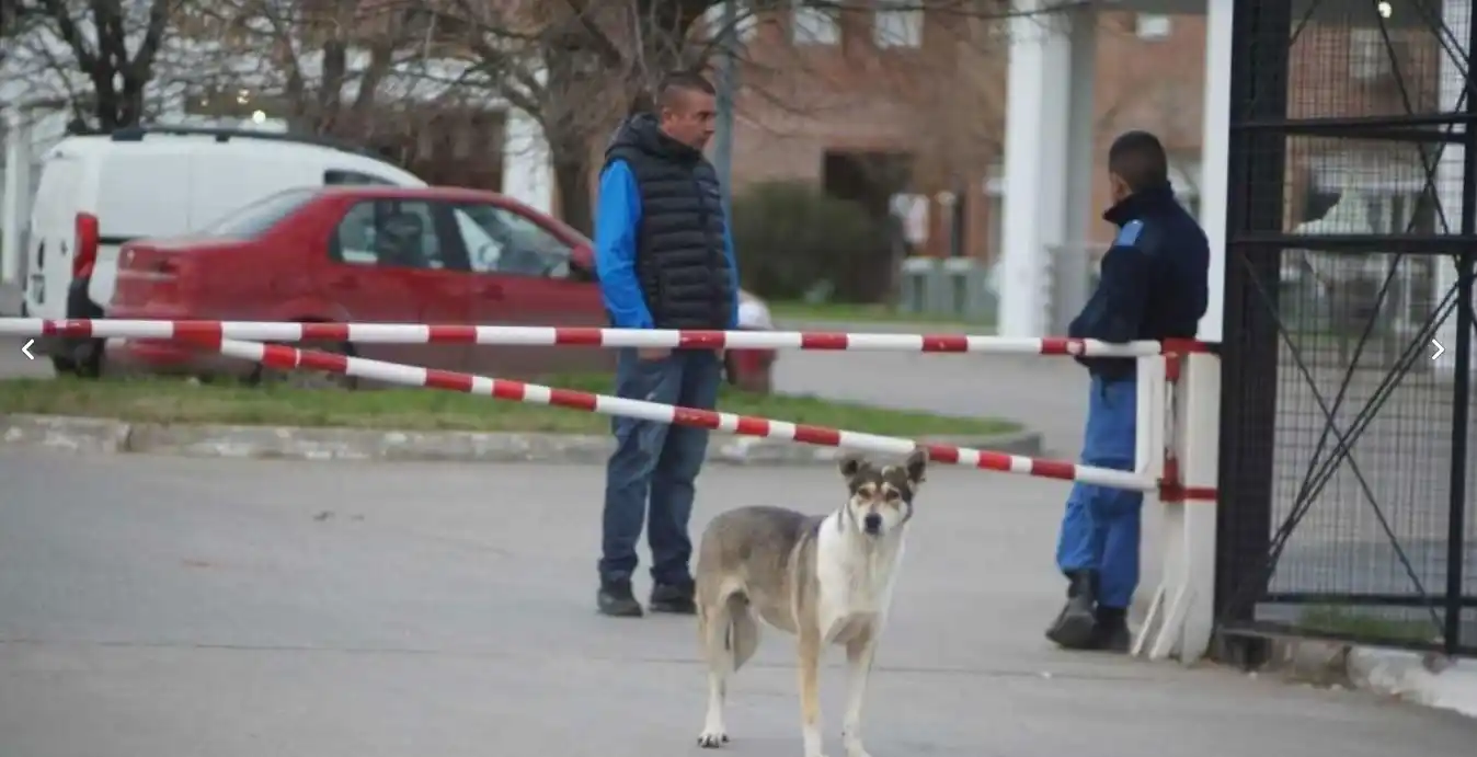 Un peligroso preso que estaba internado se fugó cuando tres policías se durmieron