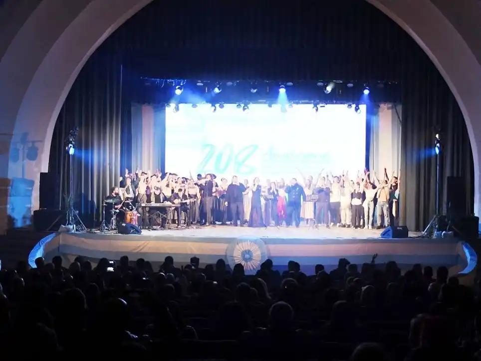 Entrega de entradas para la Función de Honor en el Teatro Odeón