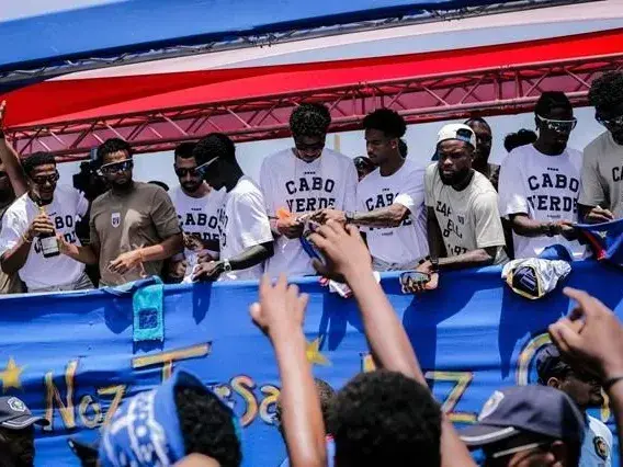 La selección de Cabo Verde llegó a su país tras la histórica participación en el Mundial: el multitudinario recibimiento. Foto: AplatanaoNews