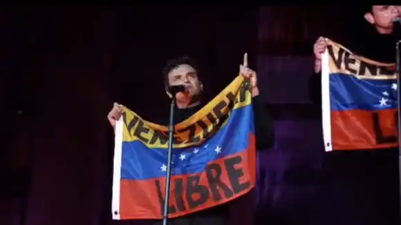 Silvestre Dangond sacó la bandera de Venezuela y envió emotivo mensaje durante un concierto en Chile