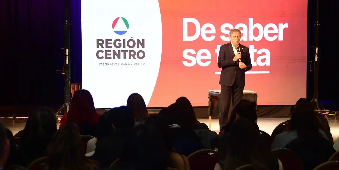 El secretario de Derechos Humanos de la provincia Emilio Jatón inauguró la jornada "De saber se trata" el viernes, con participación de integrantes de la Región Centro. Crédito: Guillermo Di Salvatore.