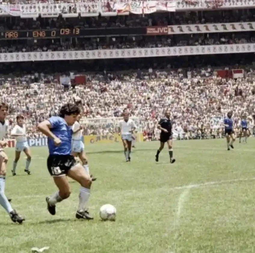 Barrilete cósmico, de que planeta viniste? El relato de Víctor Hugo Morales ante la corrida de Maradona