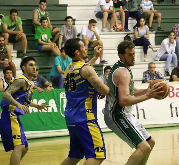 Liga Entrerriana: Racing examina al puntero Centro Bancario