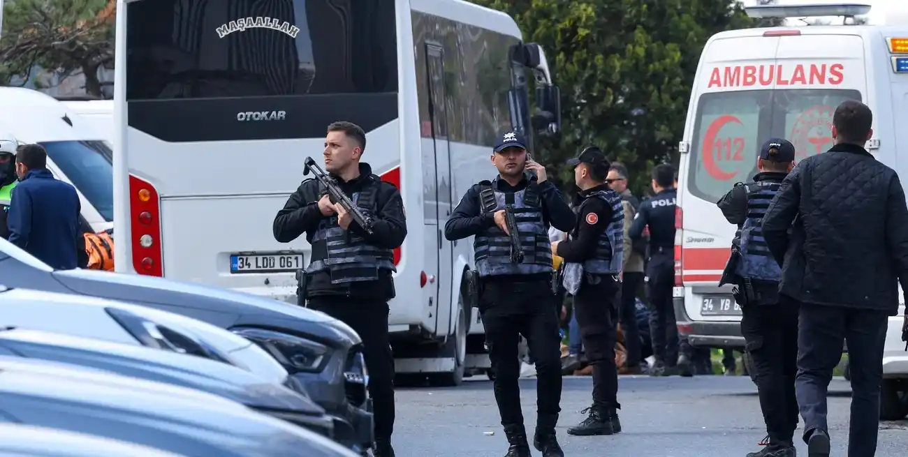 La policía trabaja en el lugar de los hechos.