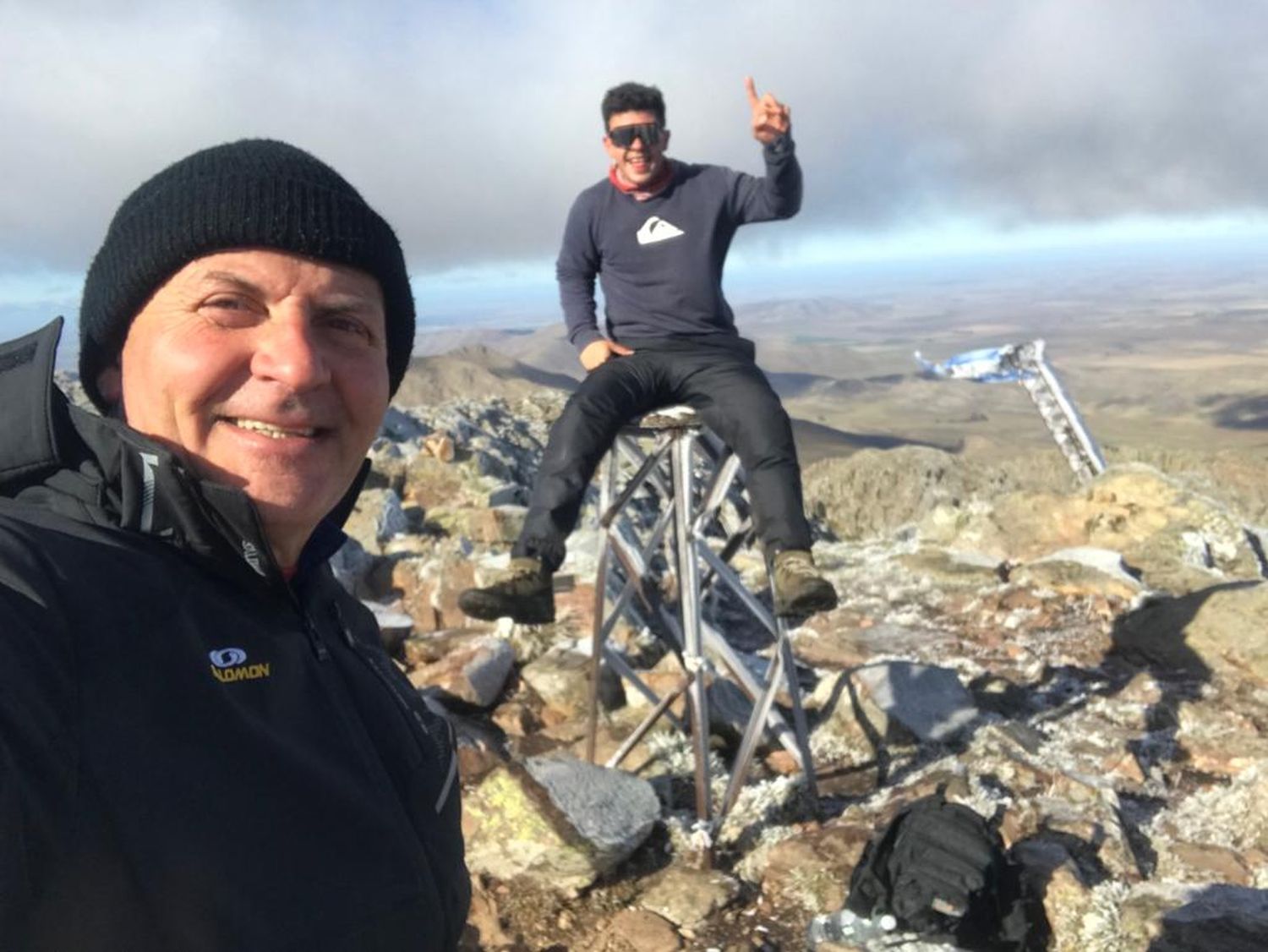 Junto a su hijo Nehuen haciendo cumbre en el cerro Tres Picos, un “gran desafío”.