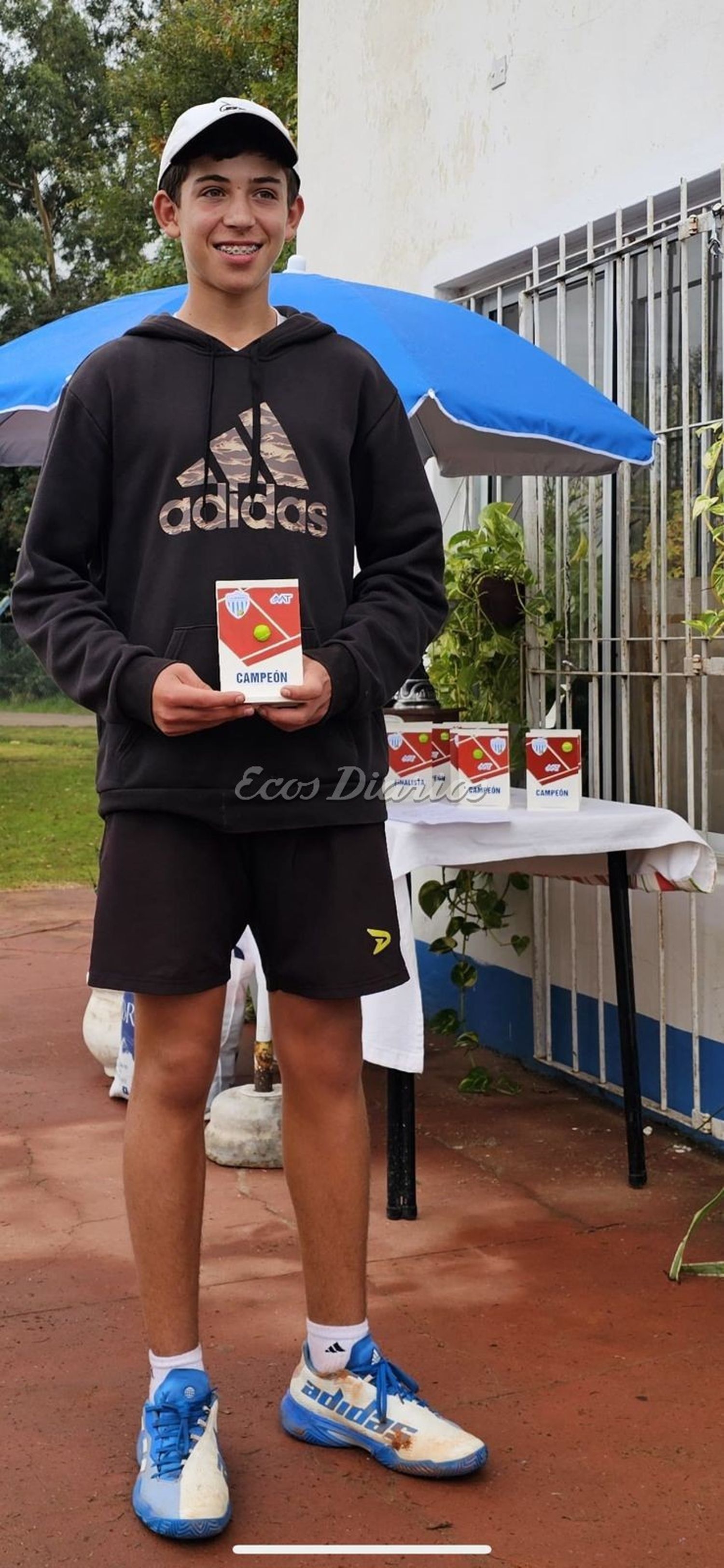 Julián posa con su premio