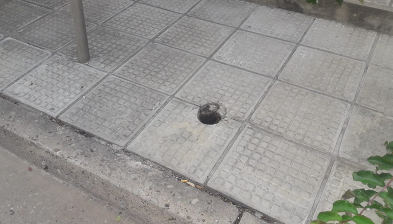 Reclaman a Coopser la reposición de un poste de luz