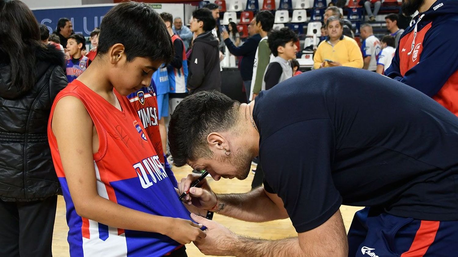 Firma de autógrafos. Basabe y su cercanía con la gente de Quimsa