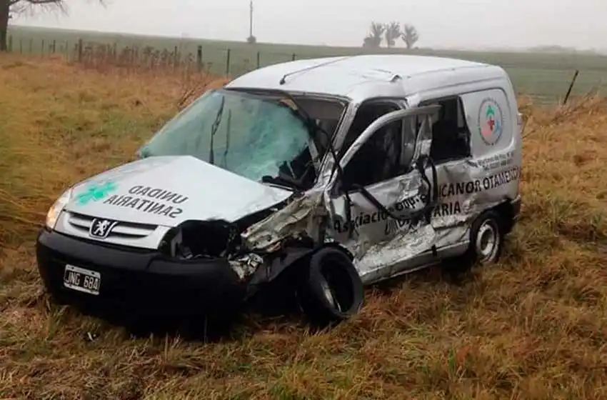 Otamendi: tres heridos al chocar un móvil con pacientes cuando volvía de Mar del Plata