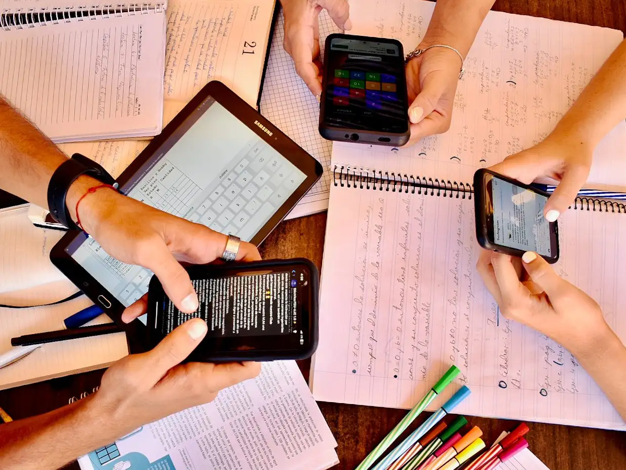 Un senador entrerriano propone prohibir por ley el uso del celular en las escuelas durante el horario escolar