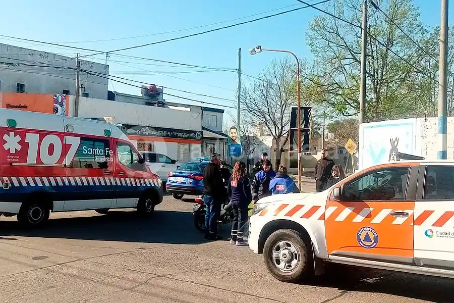 Embistió a una motociclista, la dejó herida y se fugó