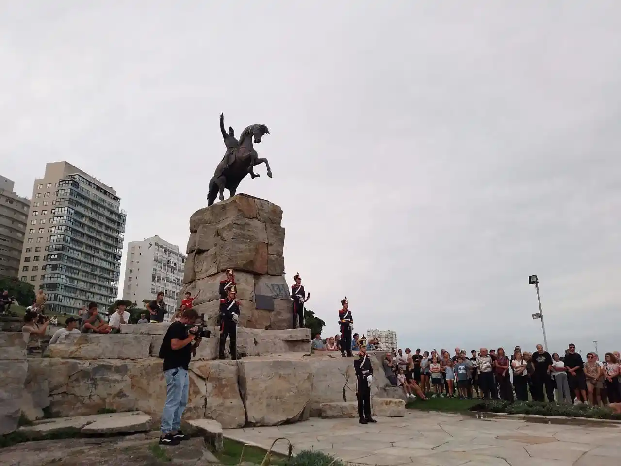 Los granaderos montaron una guardia de honor en el Monumento al General San Martín.